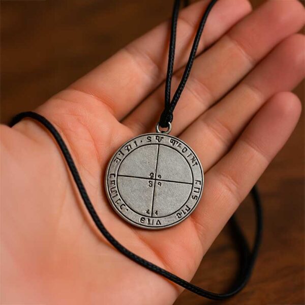 talisman magnétisé de mars, dans une main