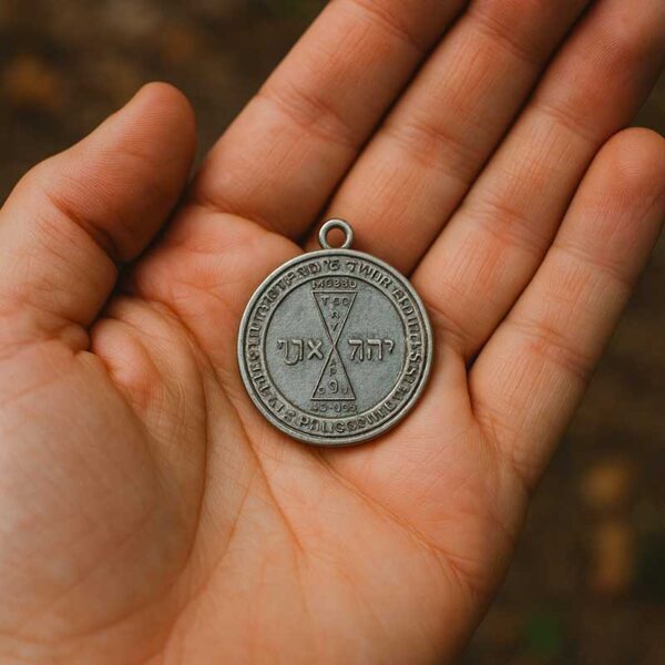 talisman de vénus dans une main