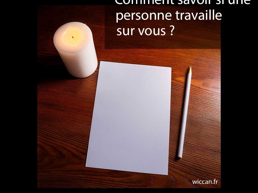 Comment savoir si une personne travaille sur vous avec une bougie