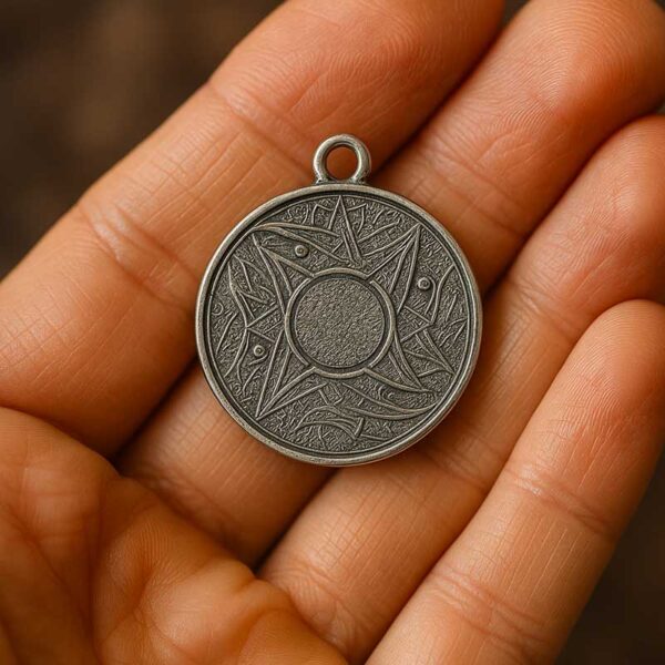 amulette magnétisée membre dans une main