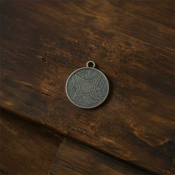 amulette mimbre sur une table