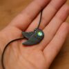 Pendentif Célestya dans une main