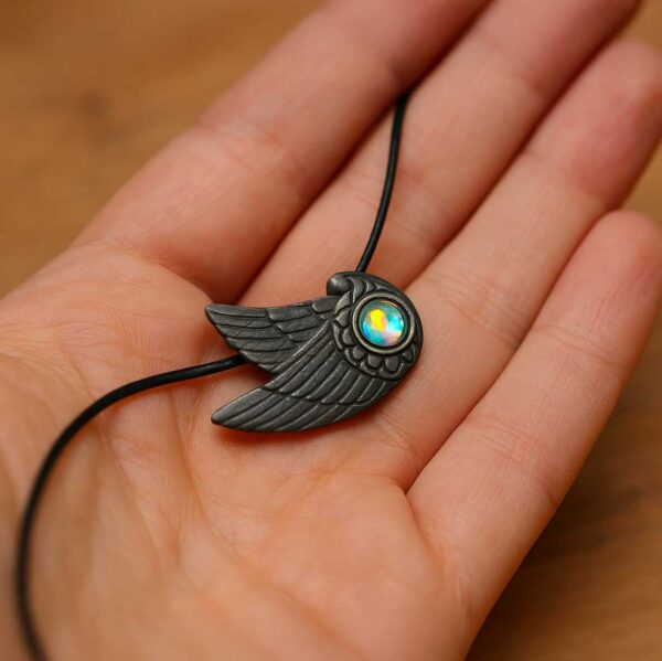 Pendentif Célestya dans une main