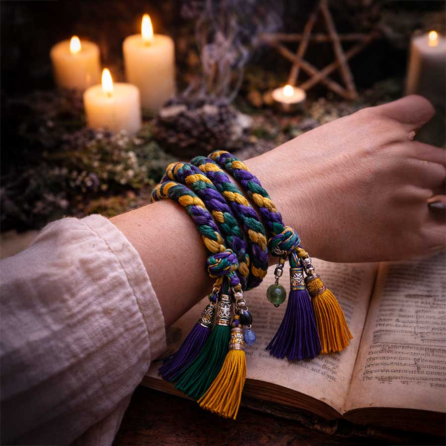 cordon de célébration enroulé autour du poignet